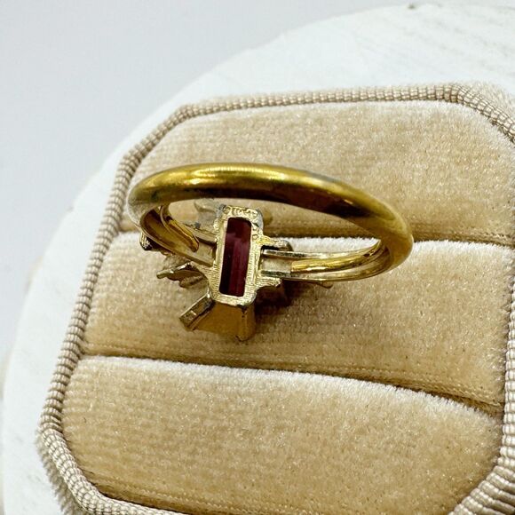 Avon Vtg Plaza IV Amethyst Glass Emerald Cut Cocktail Ring Gold Tone Size 5-6.5 - Picture 3 of 11